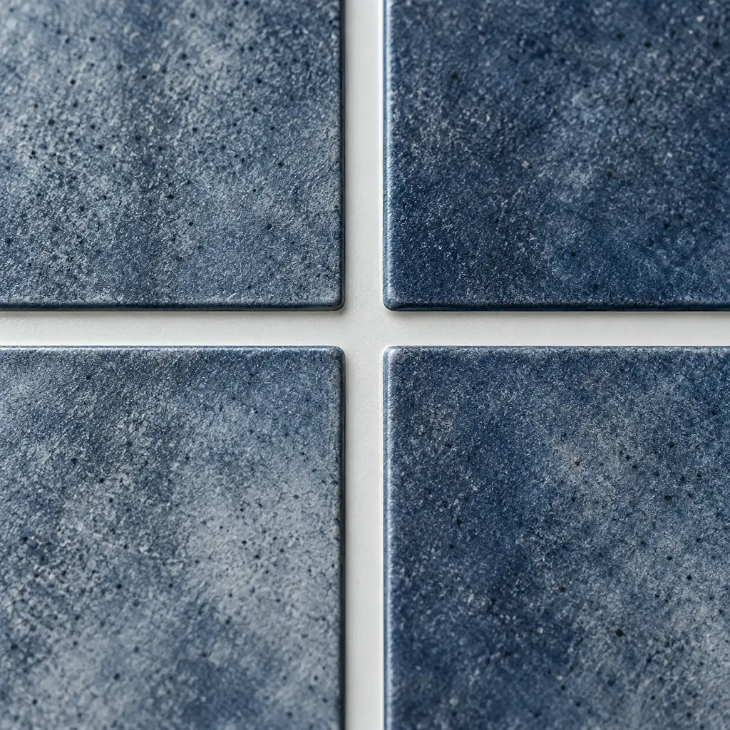Stria – Carrelage mural adhésif 3D bleu indigo – détail ou mise en situation, vue 3