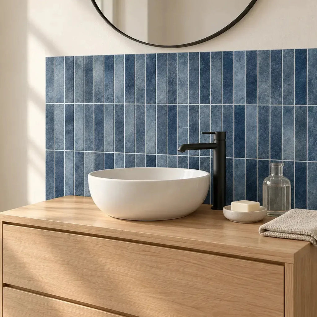 Stria – Carrelage mural adhésif 3D bleu indigo – détail ou mise en situation, vue 4
