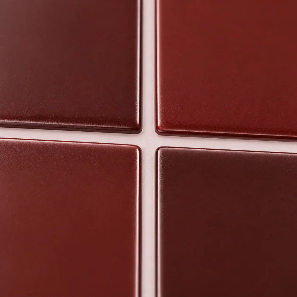 Stria – Carrelage mural adhésif 3D rouge bordeaux – détail ou mise en situation, vue 3